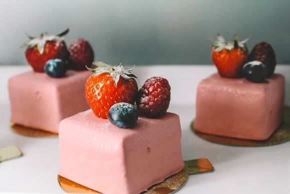 gateau individuel carré aux fruits rouges